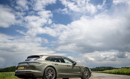 2022 Porsche Panamera 4 E-Hybrid Sport Turismo Platinum Edition (UK-Spec) Rear Three-Quarter Wallpapers 450x275 (11)