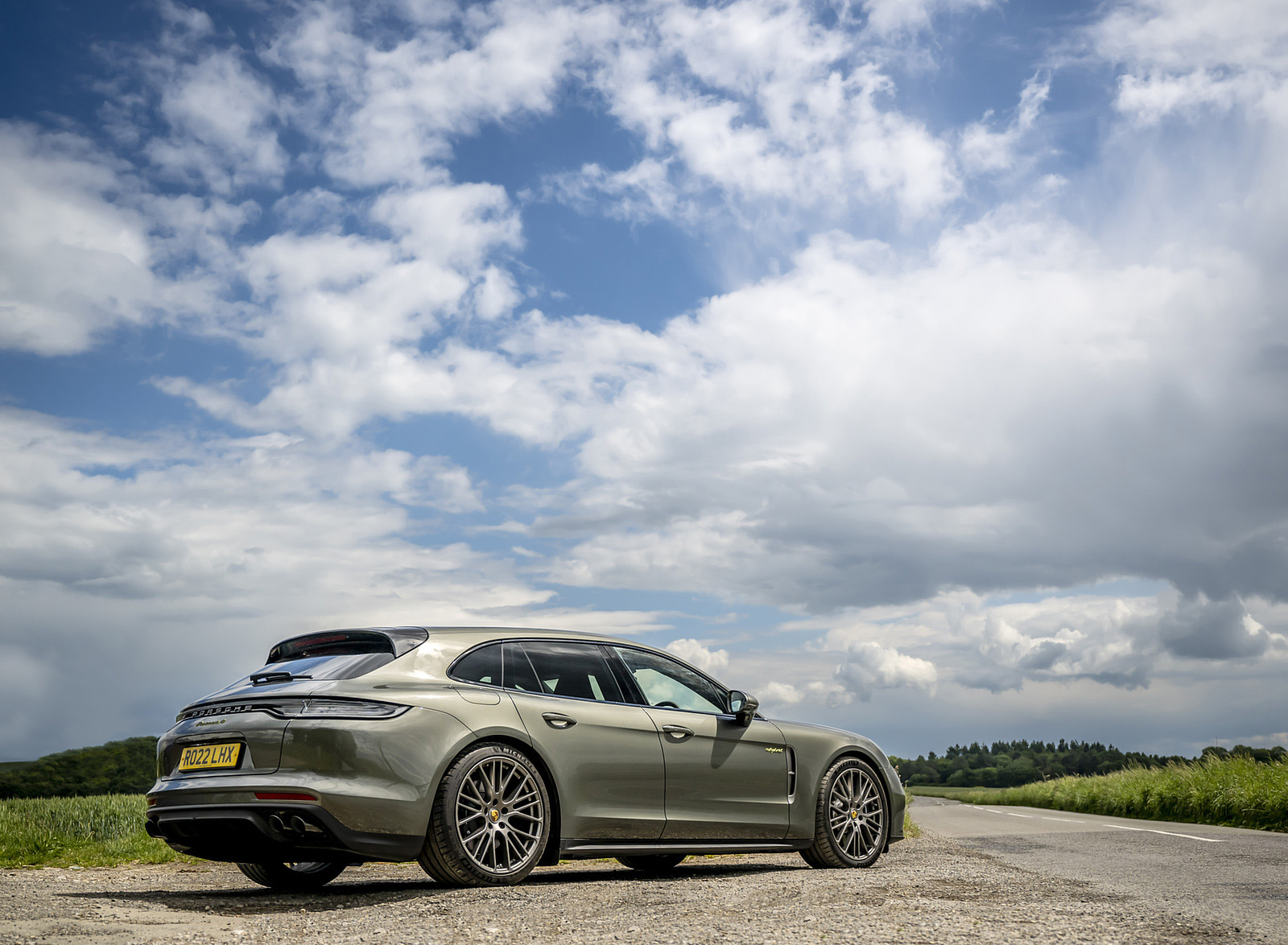 2022 Porsche Panamera 4 E-Hybrid Sport Turismo Platinum Edition (UK-Spec) Rear Three-Quarter Wallpapers (11)