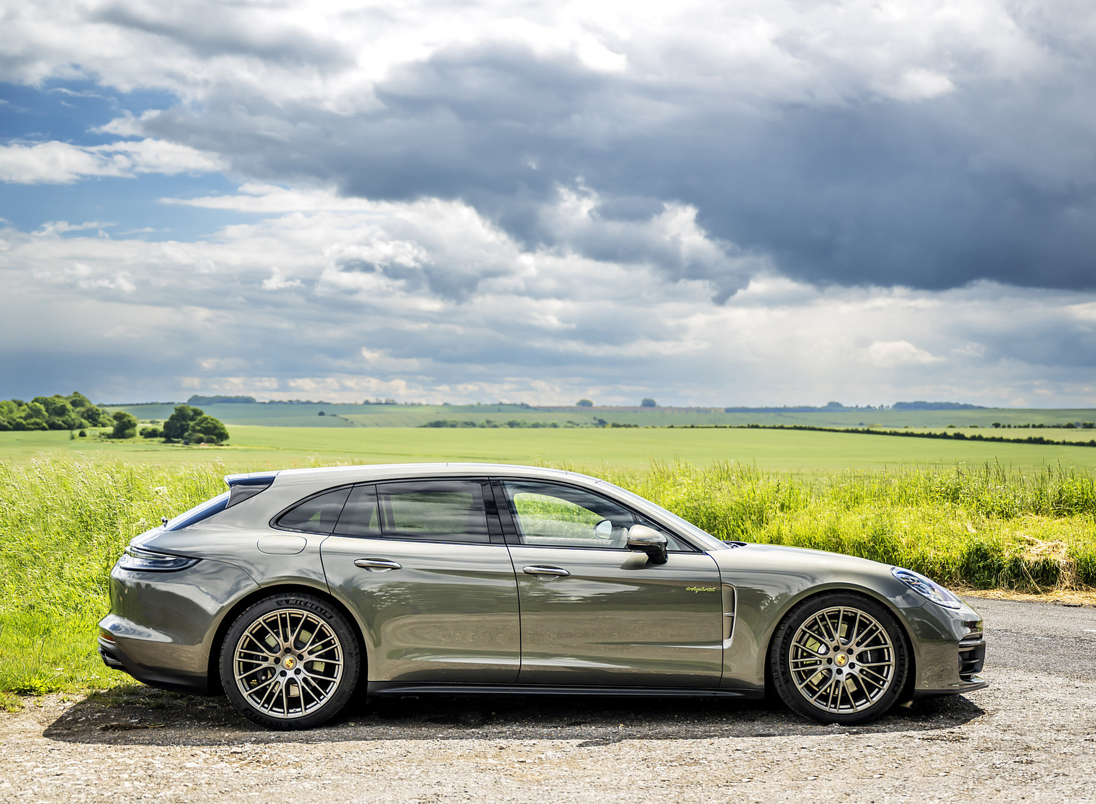 2022 Porsche Panamera 4 E-Hybrid Sport Turismo Platinum Edition (UK-Spec) Side Wallpapers (12)