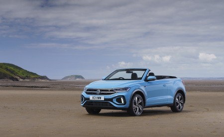 2022 Volkswagen T-Roc Cabriolet (UK-Spec) Front Three-Quarter Wallpapers 450x275 (16)