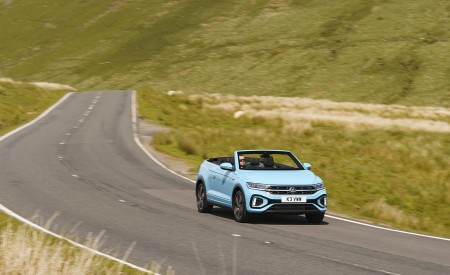2022 Volkswagen T-Roc Cabriolet (UK-Spec) Front Three-Quarter Wallpapers 450x275 (7)