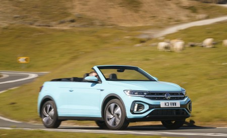 2022 Volkswagen T-Roc Cabriolet (UK-Spec) Front Three-Quarter Wallpapers 450x275 (3)