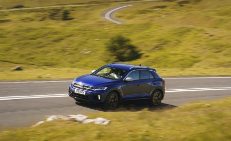 2022 Volkswagen T-Roc R (UK-Spec) Front Three-Quarter Wallpapers 450x275 (4)
