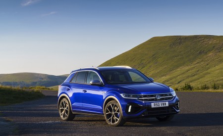 2022 Volkswagen T-Roc R (UK-Spec) Front Three-Quarter Wallpapers 450x275 (18)