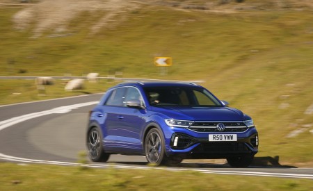 2022 Volkswagen T-Roc R (UK-Spec) Front Three-Quarter Wallpapers 450x275 (5)