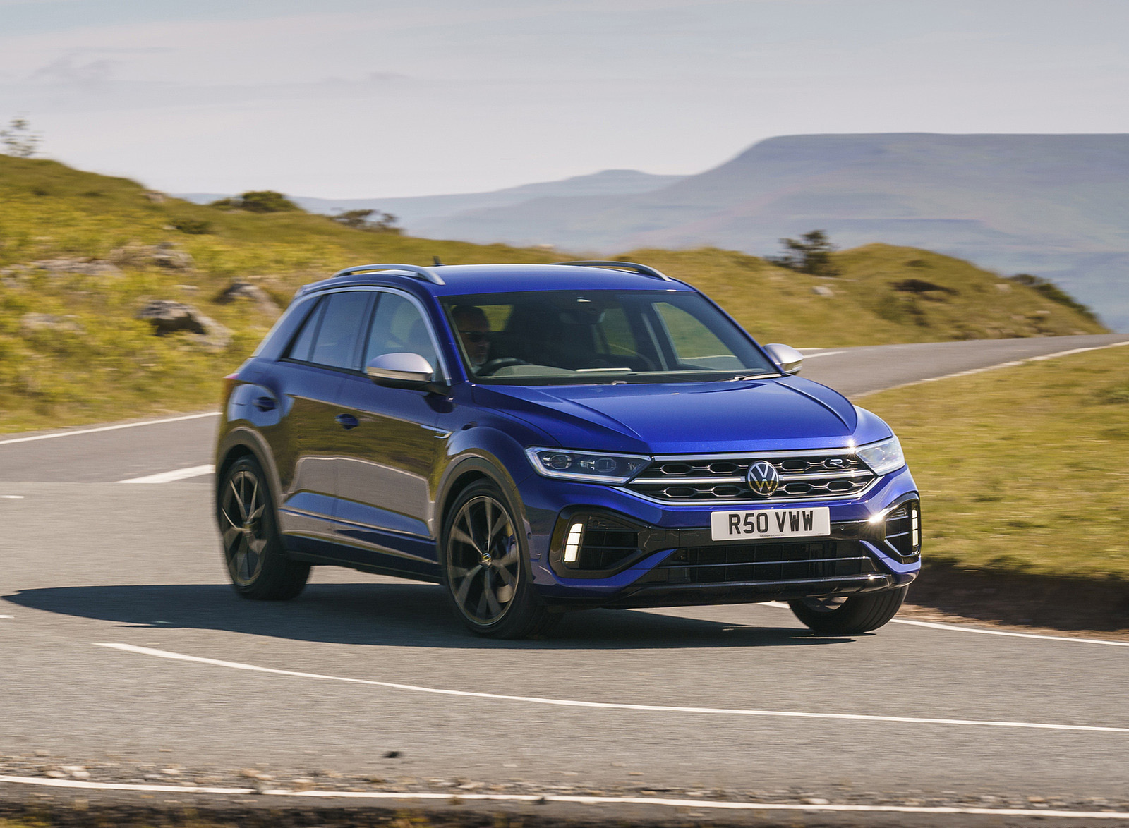 2022 Volkswagen T-Roc R (UK-Spec) Front Three-Quarter Wallpapers (1)