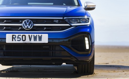 2022 Volkswagen T-Roc R (UK-Spec) Front Wallpapers  450x275 (24)