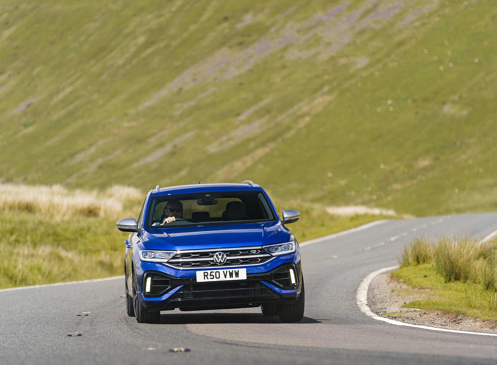 2022 Volkswagen T-Roc R (UK-Spec) Front Wallpapers (2)