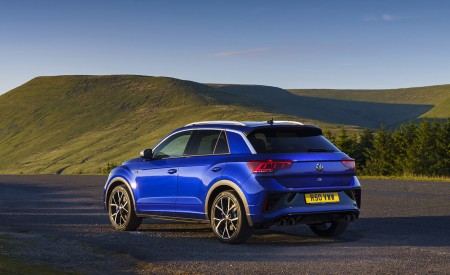 2022 Volkswagen T-Roc R (UK-Spec) Rear Three-Quarter Wallpapers 450x275 (20)