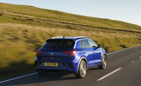 2022 Volkswagen T-Roc R (UK-Spec) Rear Three-Quarter Wallpapers 450x275 (15)