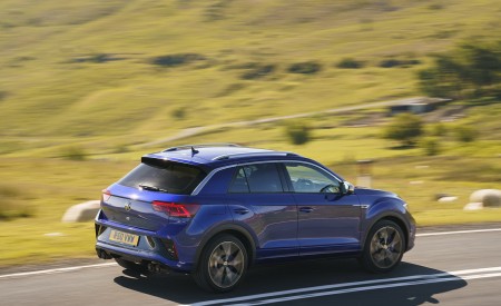 2022 Volkswagen T-Roc R (UK-Spec) Rear Three-Quarter Wallpapers 450x275 (6)