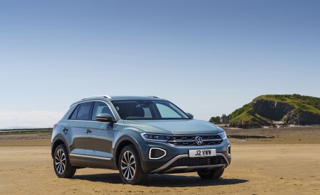 2022 Volkswagen T-Roc (UK-Spec) Front Three-Quarter Wallpapers  450x275 (19)