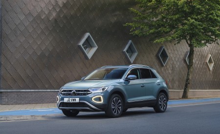2022 Volkswagen T-Roc (UK-Spec) Front Three-Quarter Wallpapers 450x275 (15)