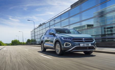 2022 Volkswagen T-Roc (UK-Spec) Front Three-Quarter Wallpapers 450x275 (12)