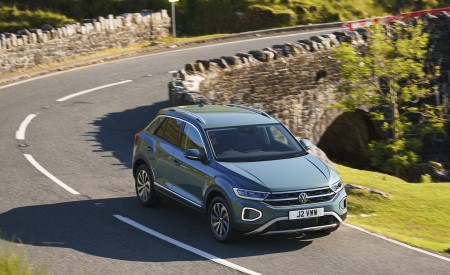 2022 Volkswagen T-Roc (UK-Spec) Front Three-Quarter Wallpapers 450x275 (7)