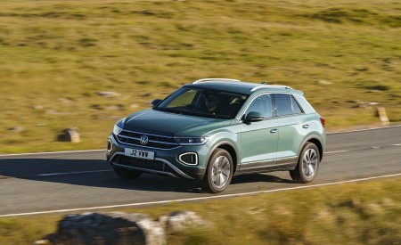 2022 Volkswagen T-Roc (UK-Spec) Front Three-Quarter Wallpapers 450x275 (3)