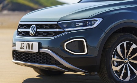2022 Volkswagen T-Roc (UK-Spec) Front Wallpapers 450x275 (26)