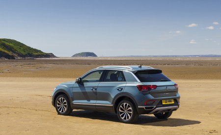 2022 Volkswagen T-Roc (UK-Spec) Rear Three-Quarter Wallpapers 450x275 (21)