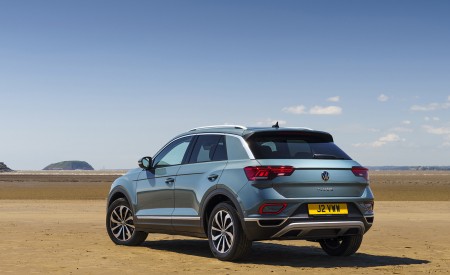 2022 Volkswagen T-Roc (UK-Spec) Rear Three-Quarter Wallpapers  450x275 (22)