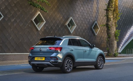 2022 Volkswagen T-Roc (UK-Spec) Rear Three-Quarter Wallpapers 450x275 (16)