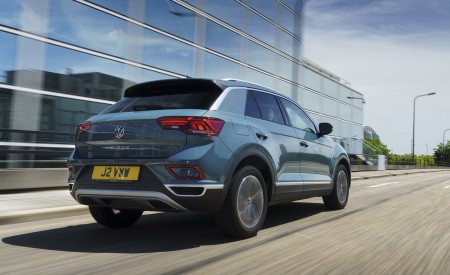 2022 Volkswagen T-Roc (UK-Spec) Rear Three-Quarter Wallpapers 450x275 (13)