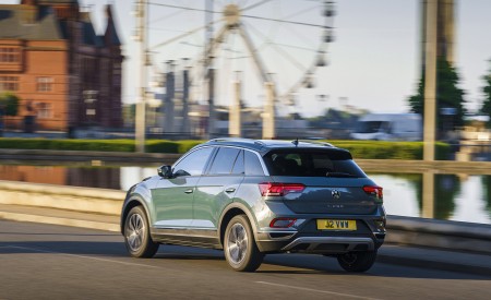 2022 Volkswagen T-Roc (UK-Spec) Rear Three-Quarter Wallpapers 450x275 (10)
