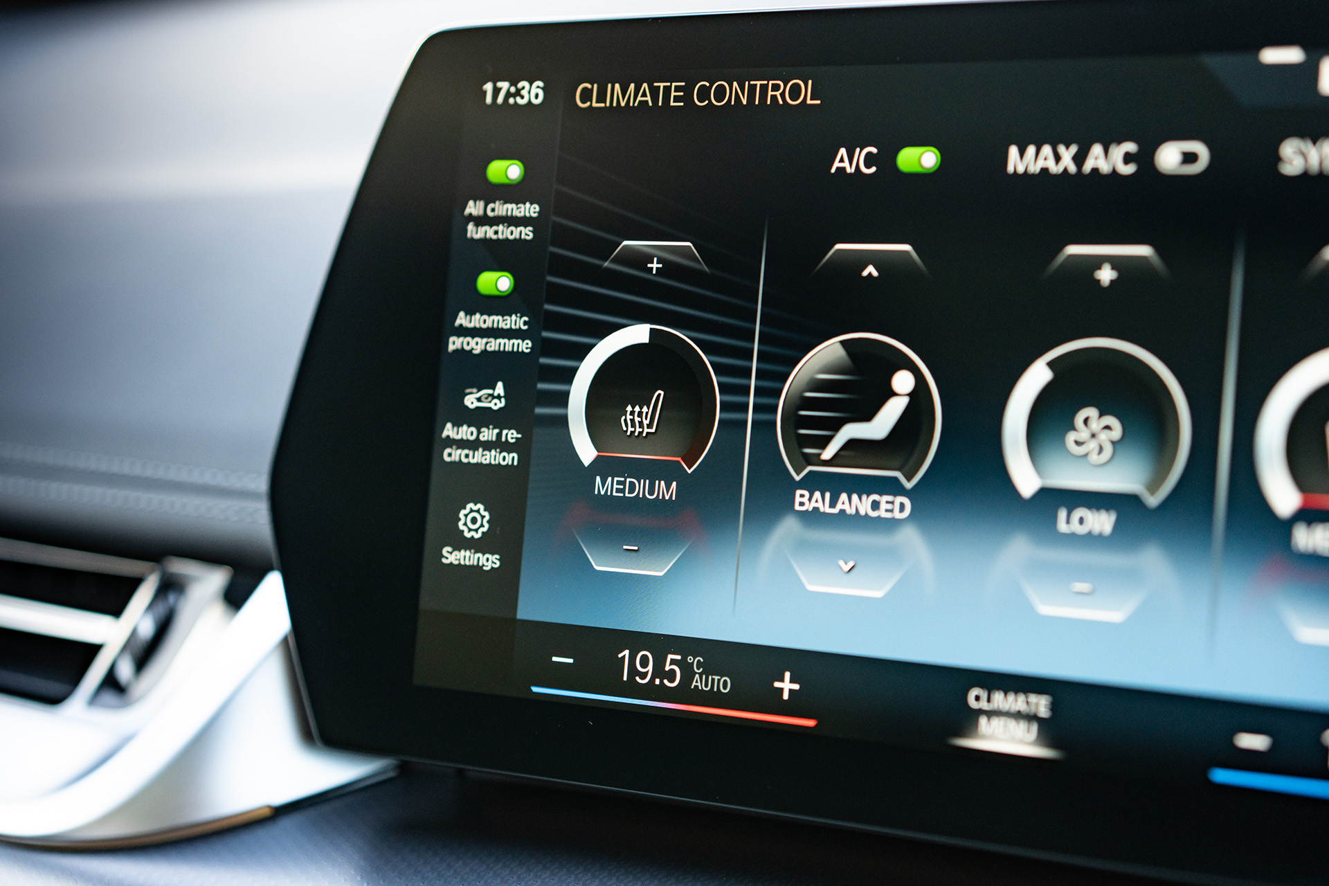 2023 BMW X1 xDrive23i M Sport UK version Central Console Wallpapers #35 of 46