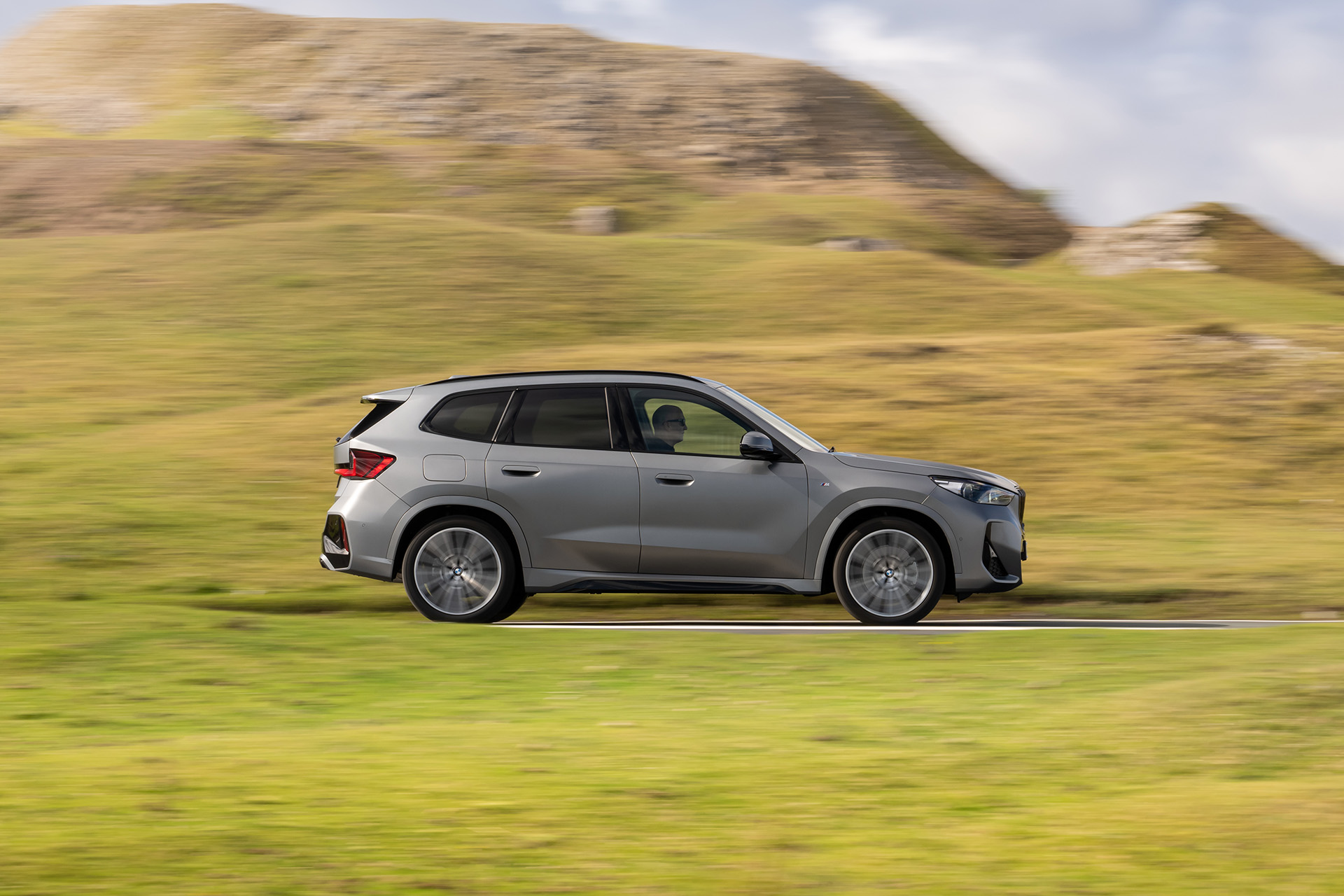 2023 BMW X1 xDrive23i M Sport (UK-Spec) Side Wallpapers (10)