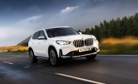 2023 BMW X1 xDrive23i xLine UK version Front Three-Quarter Wallpapers 450x275 (7)