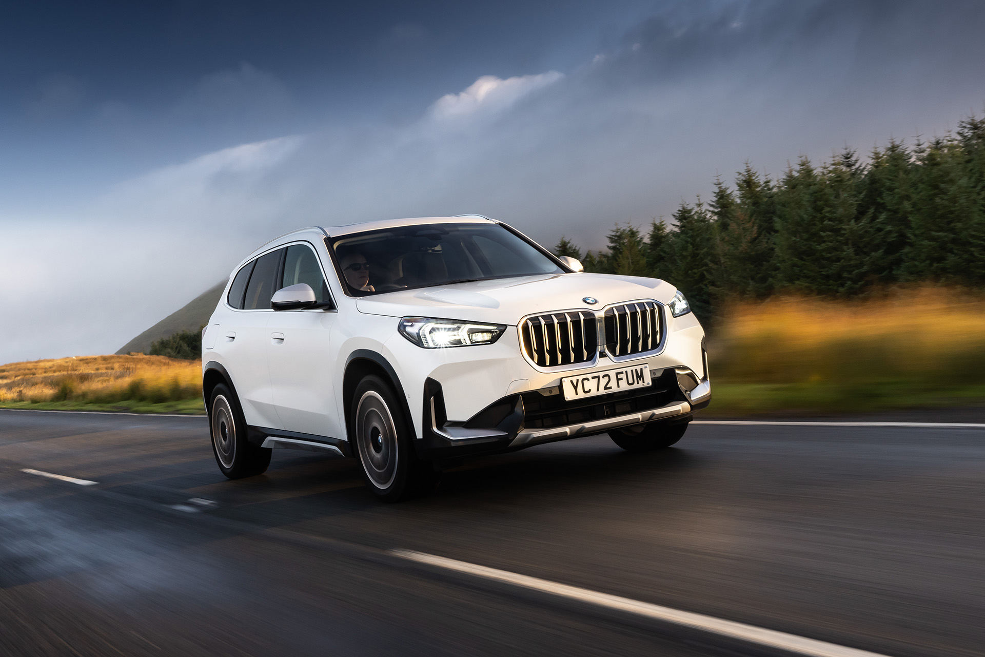 2023 BMW X1 xDrive23i xLine (UK-Spec) Front Three-Quarter Wallpapers (7)