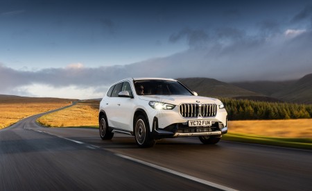 2023 BMW X1 xDrive23i xLine UK version Front Three-Quarter Wallpapers 450x275 (8)
