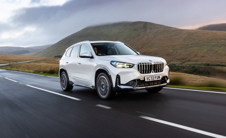 2023 BMW X1 xDrive23i xLine UK version Front Three-Quarter Wallpapers 450x275 (9)