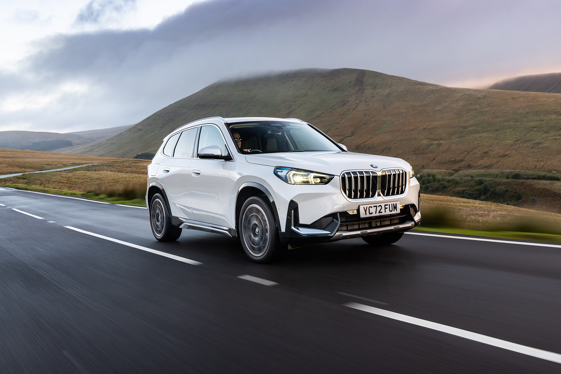 2023 BMW X1 xDrive23i xLine (UK-Spec) Front Three-Quarter Wallpapers (9)