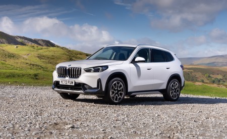 2023 BMW X1 xDrive23i xLine UK version Front Three-Quarter Wallpapers 450x275 (14)