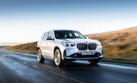 2023 BMW X1 xDrive23i xLine UK version Front Three-Quarter Wallpapers 450x275 (10)