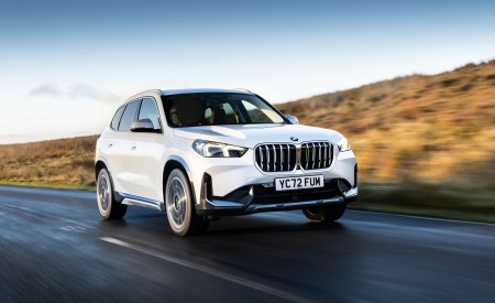 2023 BMW X1 xDrive23i xLine UK version Front Three-Quarter Wallpapers 450x275 (3)