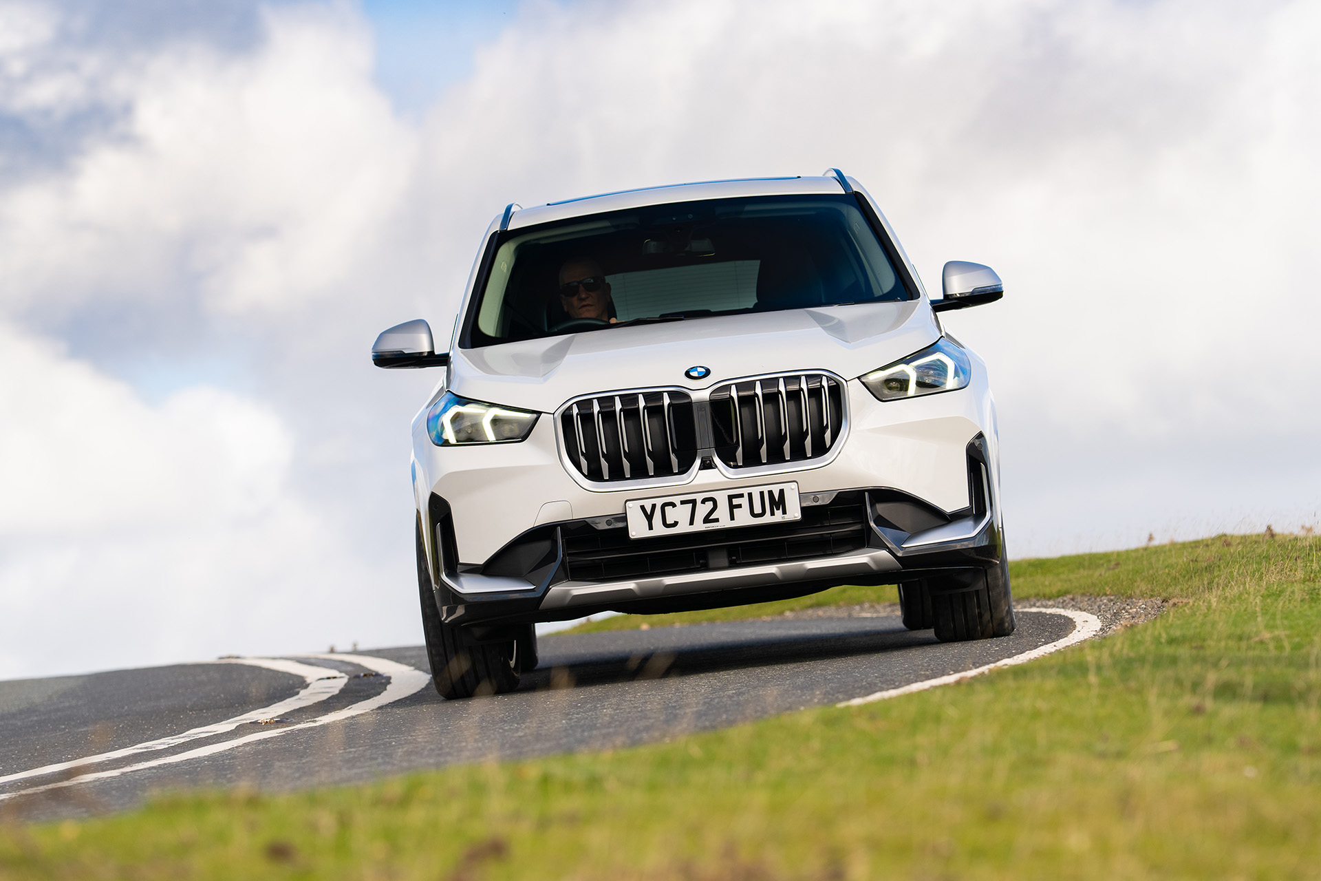 2023 BMW X1 xDrive23i xLine (UK-Spec) Front Wallpapers (4)