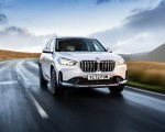 2023 BMW X1 xDrive23i xLine (UK-Spec) Front Wallpapers 150x120 (6)