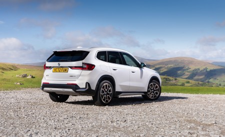 2023 BMW X1 xDrive23i xLine UK version Rear Three-Quarter Wallpapers 450x275 (15)