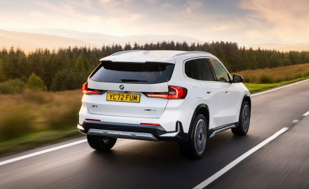2023 BMW X1 xDrive23i xLine UK version Rear Three-Quarter Wallpapers 450x275 (11)