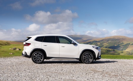 2023 BMW X1 xDrive23i xLine UK version Side Wallpapers 450x275 (16)