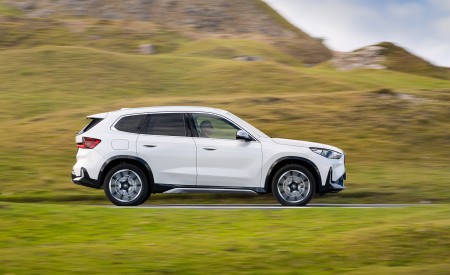 2023 BMW X1 xDrive23i xLine UK version Side Wallpapers 450x275 (13)