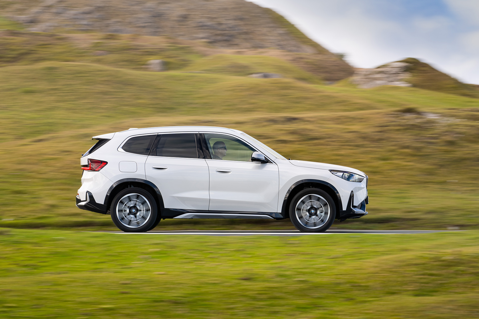 2023 BMW X1 xDrive23i xLine UK version Side Wallpapers (13)