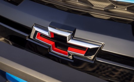 2023 Chevrolet Colorado ZR2 Badge Wallpapers 450x275 (12)