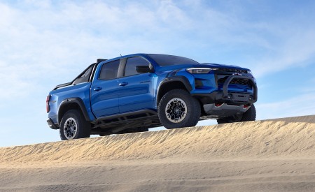 2023 Chevrolet Colorado ZR2 Front Three-Quarter Wallpapers 450x275 (4)