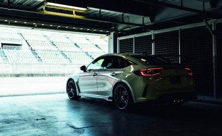2023 Honda Civic Type R Rear Three-Quarter Wallpapers 450x275 (63)