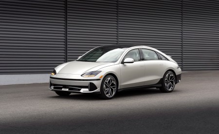 2023 Hyundai Ioniq 6 Front Three-Quarter Wallpapers 450x275 (22)