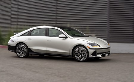 2023 Hyundai Ioniq 6 Front Three-Quarter Wallpapers 450x275 (10)
