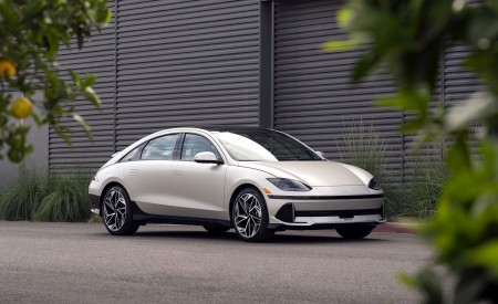 2023 Hyundai Ioniq 6 Front Three-Quarter Wallpapers 450x275 (12)