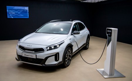 2023 Kia XCeed PHEV Front Three-Quarter Wallpapers 450x275 (23)